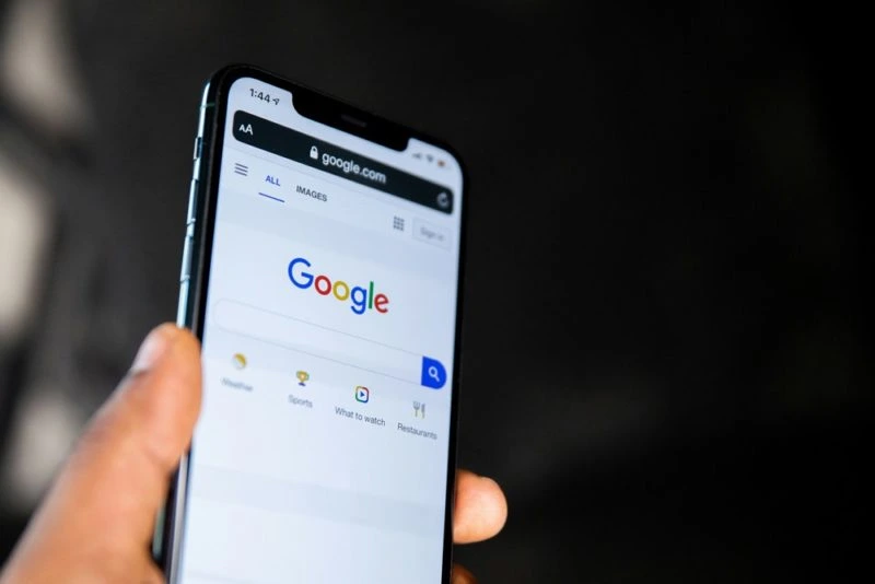 Phishing has evolved into a malicious PWA (Proof-of-Life Web App) model, impersonating Google security check pages to steal personal data.